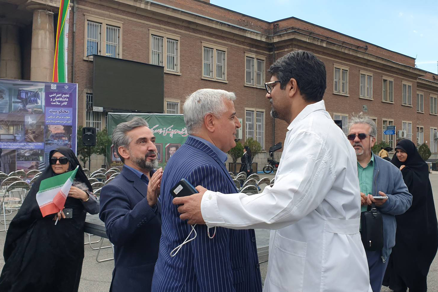 حضور مسئولان بیمارستان فارابی در تجمع دانشگاه علوم پزشکی تهران در محکومیت تجاوز صهیونی-آمریکایی به ایران